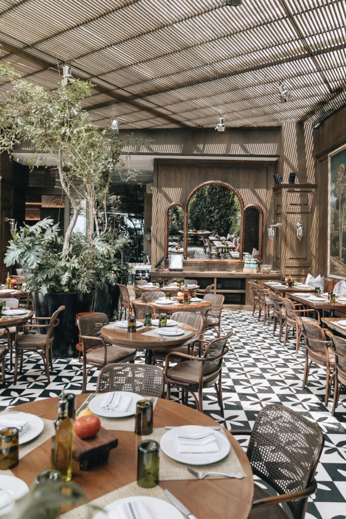 Mesa preparada en Prosecco, restaurante italiano con terraza en CDMX.